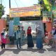 Relawan TurunTangan Yogyakarta saat membagikan sembako, Ahad (26/4/2020)