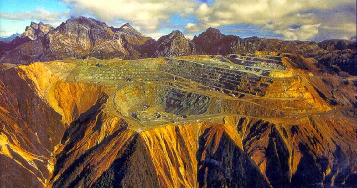 Gambar gunung emas Papua
