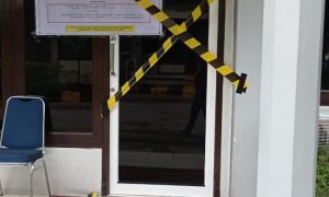 Penyegelan di salah satu gedung PDAM Kota Makassar, Selasa (7/12/2021)