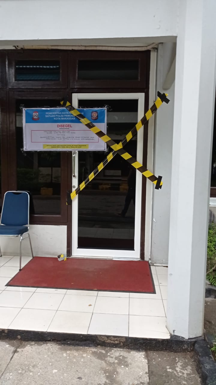 Penyegelan di salah satu gedung PDAM Kota Makassar, Selasa (7/12/2021)