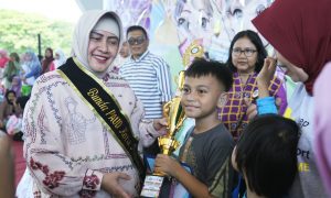 Bunda Paud memberikan hadiah kepada pemenang lomba di Tribun Lapangan Karebosi, Minggu (30/07/2023).