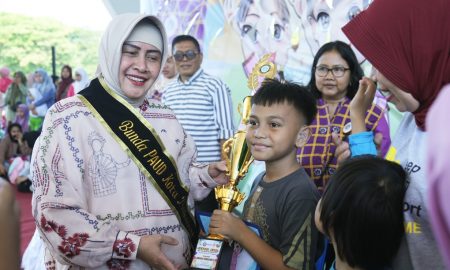Bunda Paud memberikan hadiah kepada pemenang lomba di Tribun Lapangan Karebosi, Minggu (30/07/2023).