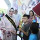 Bunda Paud memberikan hadiah kepada pemenang lomba di Tribun Lapangan Karebosi, Minggu (30/07/2023).