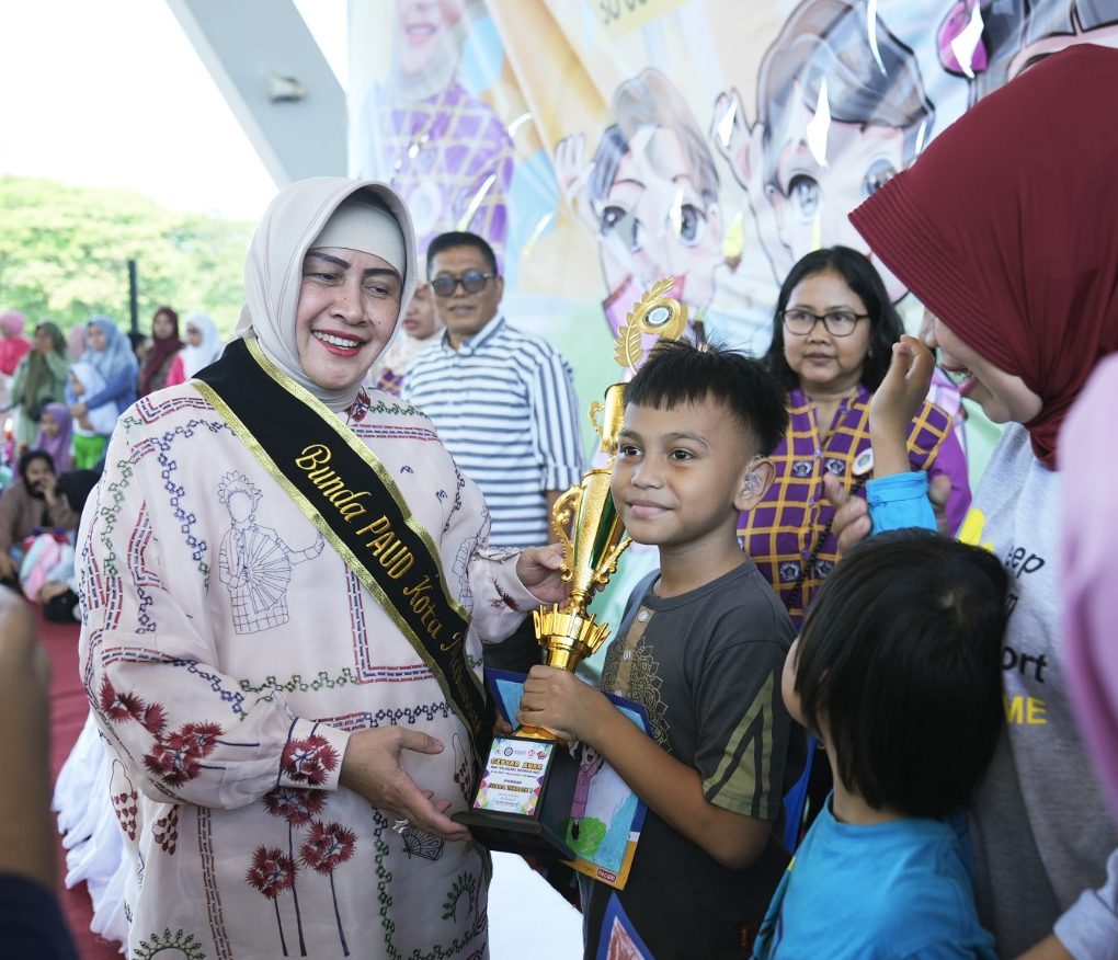 Bunda Paud memberikan hadiah kepada pemenang lomba di Tribun Lapangan Karebosi, Minggu (30/07/2023).