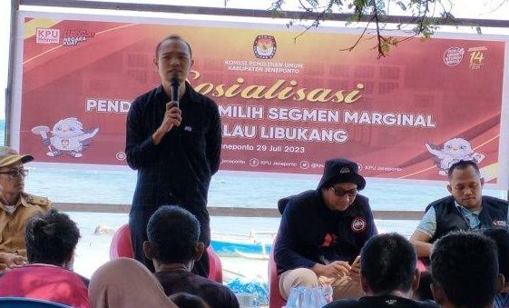 Sosialisasi Pendidikan Pemilih oleh KPU JENEPONTO di Pulau Libukang, Bontorannu, Kecamatan Bangkala, Sabtu (29/7/2023).