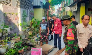 kegiatan pembersihan lingkungan yang dipimpin langsung lurah Tompo Balang di salah satu lorong.