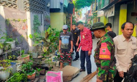 kegiatan pembersihan lingkungan yang dipimpin langsung lurah Tompo Balang di salah satu lorong.