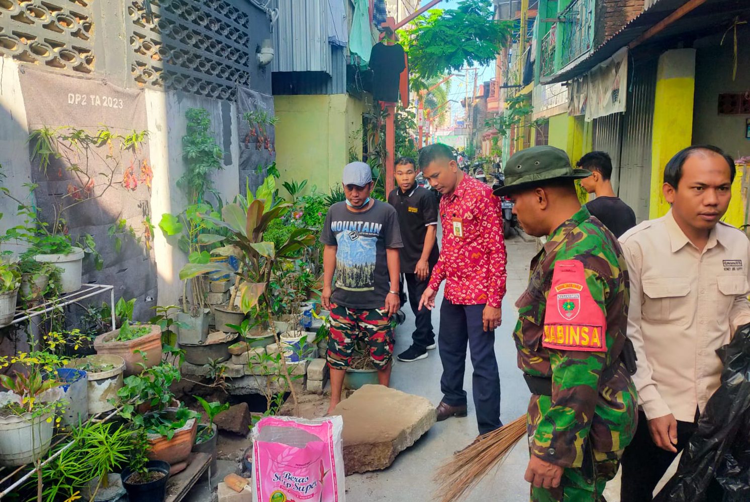 kegiatan pembersihan lingkungan yang dipimpin langsung lurah Tompo Balang di salah satu lorong.