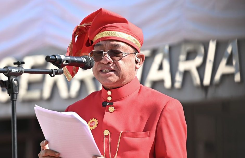 FOTO/IST: Beni Iskandar Memimpin Upacara HUT RI bersama jajaran PDAM Makassar di Kantor, Kamis (17/8/2023).