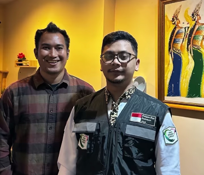 Ketua Umum PB HMI, Bagas Kurniawan Mengenakan Rompi Petugas Haji 2024