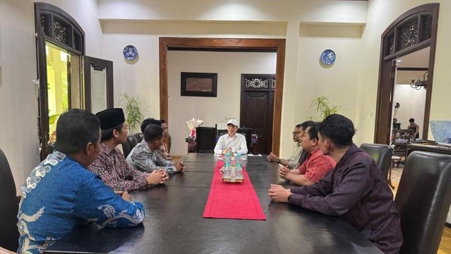 Pengurus Besar Ikatan Alumni (PB-IKA) BEM Nusantara bertamu ke Presiden Ke-7 RI Joko Widodo di kediamannya di Solo, Jawa Tengah, Senin (15/6/2026)