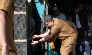 Walikota Makassar, Munafri Arifuddin Appi Turun Langsung Cek Aliran Air PDAM di Permukiman Warga